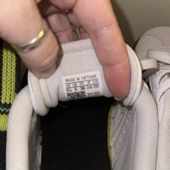 Adidas Court Big Kid Size 5.5 EUC Sneakers - Picture 9 of 9